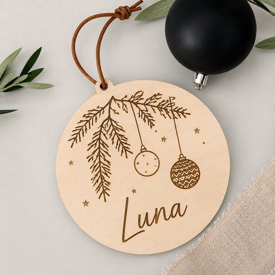 Gepersonaliseerde Houten Kersthangers Set van 4 – Kerstboomversiering met Naam – Takkengravure met Kerstballen en Sterretjes – Natuurlijk Hout – Persoonlijke Kerstdecoratie – Uniek Kerstcadeau