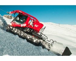 Jaegerndorfer - 4810 Pistenbully PB600 level Red met Lier Miniatuur Model - 1:43 - Kerstdorp