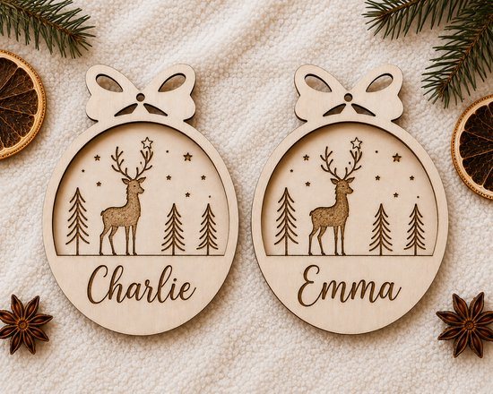 Set van 2 Gepersonaliseerde Houten Kersthangers met Naam – Kerstballen met Rendier & Dennenbomen – 5 mm Natuurlijk Hout – Lasergravure – 2 Verschillende Namen – Boho Kerstdecoratie – Persoonlijk Kerstcadeau – Ook voor Grote Bestellingen & Bedrijven