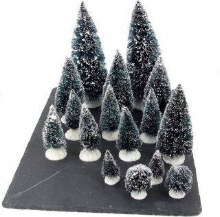 Miniatuur boompjes met sneeuw - 16x stuks - groen - kunststof - verschillende maten - kerstdorp