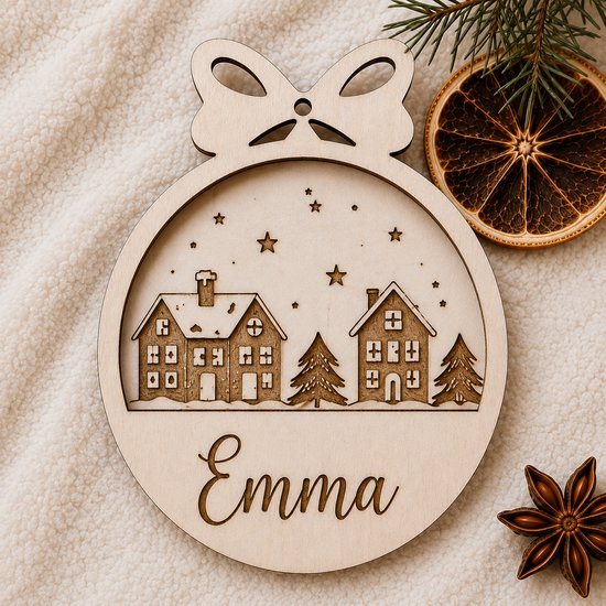 Set van 2 Gepersonaliseerde Houten Kersthangers met Naam – Winterdorp met Huisjes, Kerstbomen & Sterren – Lasergravure – 2 Verschillende Namen – Unieke Boho Kerstdecoratie – Persoonlijk Kerstcadeau – Ook Grote Bestellingen & Zakelijk
