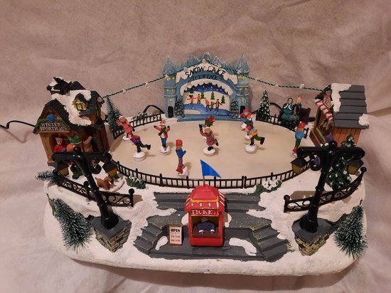 kerstdorp met schaatsende mensen, verlichting en muziek  kerstdecoratie  winterdorp  kerst schaatsbaan