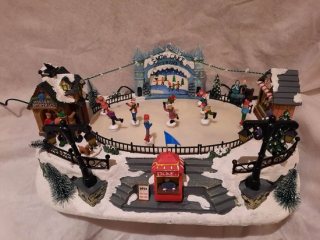kerstdorp met schaatsende mensen, verlichting en muziek  kerstdecoratie  winterdorp  kerst schaatsbaan