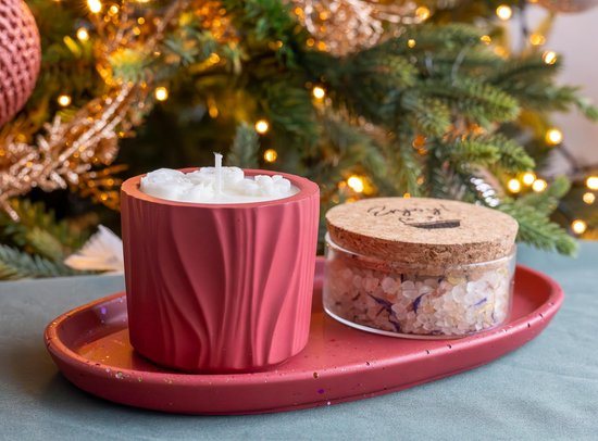 Geschenkset ovalen schotel met kaars en badzout - Handgemaakt van Duurzaam Jesmonite met Sojawaskaars, Glittereffect en Decoratieve Bloempjes – Luxe en Milieuvriendelijke Decoratie voor Huis, Cadeau, Kerst, Oudjaar, Nieuwjaar - Wijn Rood