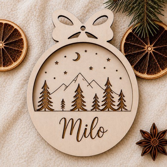 Set van 2 Gepersonaliseerde Houten Kersthangers met Naam – Bergen & Dennenbomen met Maan en Sterren – Lasergravure – 2 Verschillende Namen – Boho & Scandinavische Kerstdecoratie – Persoonlijk Kerstcadeau – Grote Bestellingen & Zakelijk