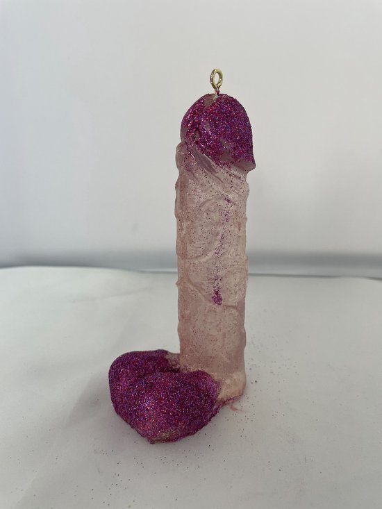 Crazy kerstboomhanger in de vorm van een piemel/penis. Deze kan je in de kerstboom hangen als decoratie en als kunstobject. Kleur transparant met paarse glitter