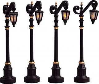 Lemax - 'Colonial Street Lamp' - Set van 4 stuks - Verlicht accessoire - Exclusief adapter (werkt ook op batterijen)