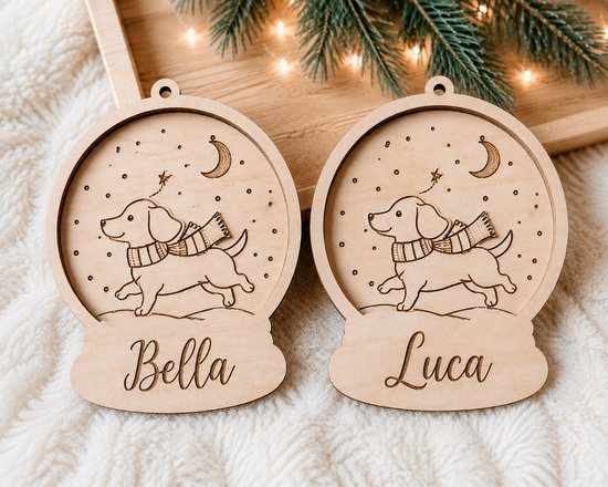 Set van 2 Gepersonaliseerde Houten Kersthangers met Naam – Hond met Sjaal, Maan & Sterren – Unieke Kerstornamenten – 2 Verschillende Namen Mogelijk – Natuurlijk Hout 5 mm – Persoonlijke Kerstdecoratie voor Hondenliefhebbers – Laser Gegraveerd Cadeau