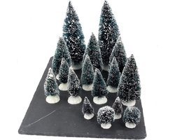 Miniatuur boompjes met sneeuw - 32x stuks - groen - kunststof - verschillende maten - kerstdorp