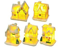 Verlichte kerststad met miniatuur huizen en decoratie voor binnen