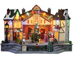 Kristmar Kerstdorp met draaiende kerstboom en verlichte huisjes– Kersthuisje met verlichting, muziek en beweging – Kersthuisjes met LED verlichting – Werk op batterijen (3x AA) – Batterijen niet inbegrepen - L36.5xB22.5xH26 cm – Plastic - Multicolor